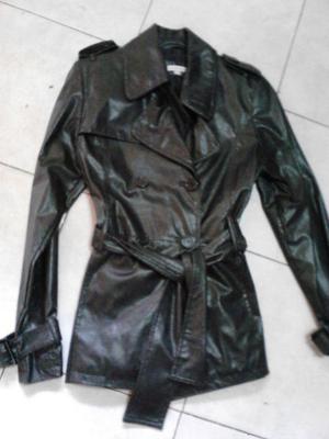 VENDO CAMPERA LARGA DE CUERO CRAQUELADO NEGRA, TALLE M.