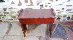 mesa de madera hachada con dos cajones secretos