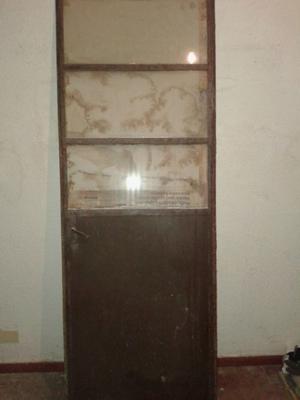 puerta de hierro mitad vidreada, de 071 cm de ancho x 2.00
