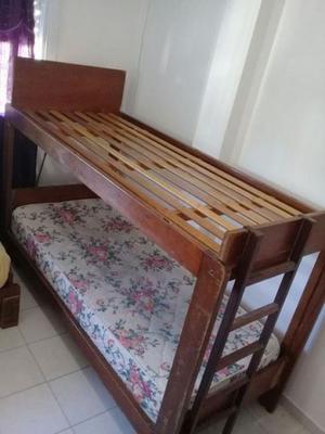 Cama cucheta de madera.