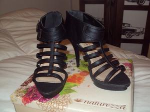 SANDALIAS DE CUERO NEGRAS Marca NATUREZZA de fiesta