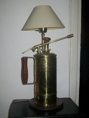 Antigua lampara hecha con fumigador