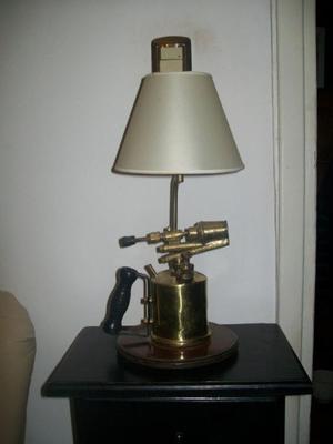 Antigua lampara hecha con soplete