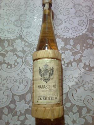 Botella de Maraschino Cusenier llena original sin abrir.