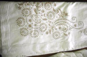 mantel bordado con 12 servilletas, mesa rectangular