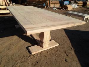 mesa de madera con patas torneadas