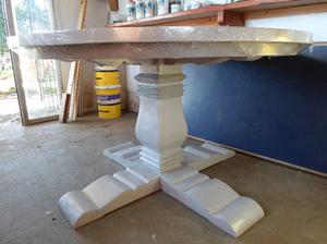 mesa redonda de paraíso patinado con pedestal tallado