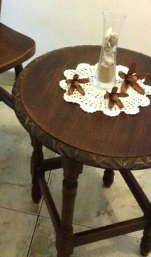 Antigua mesa mesita ratona sala costado sillón madera
