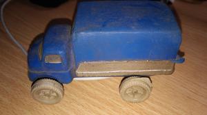 Antiguo camioncito de plastico soplado