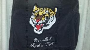 Campera de jeans con estampa de tigre