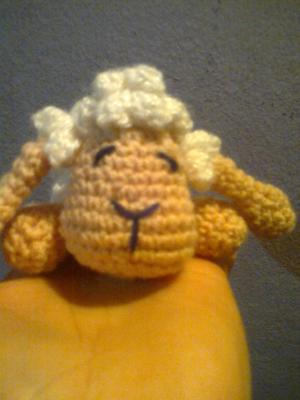 Oveja tejida al crochet. Amigurumi.