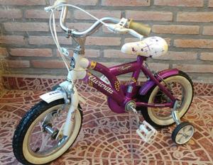 Hermosa bicicleta de niña