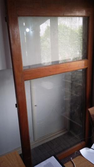 Puerta de madera y vidrio