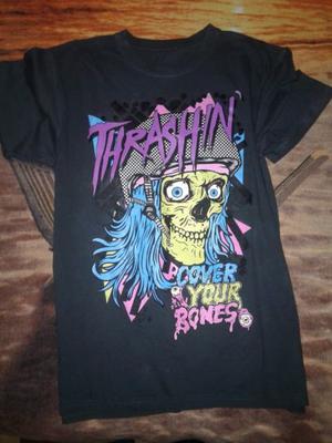 Remera marca Cover Your Bones. Talle Large.