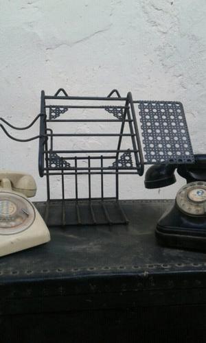 Teléfonos vintage con soporte antiguo