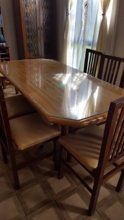 Mesa laqueada de madera con vidrio