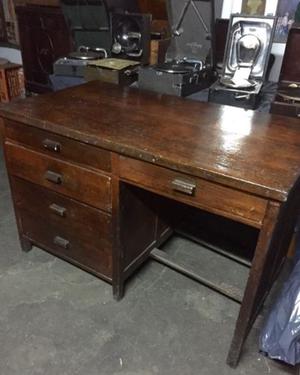 escritorio antiguo de madera con 5 cajones $ .-