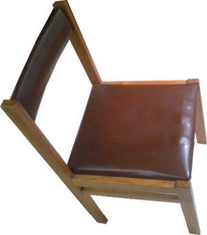 silla de madera con tapizado cuerina marron $400