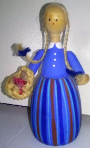 Antigua e importada muñeca de madera