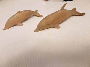 Delfines de madera