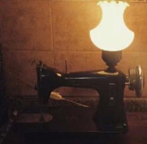 Lámpara hecha de máquina de coser