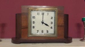 Antiguo reloj de madera