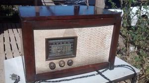 Tocadisco antiguo con radio banda corta y banda larga