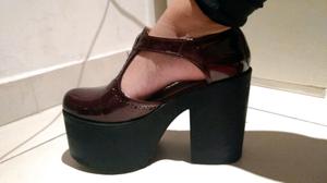 Zapatos de charol bordo