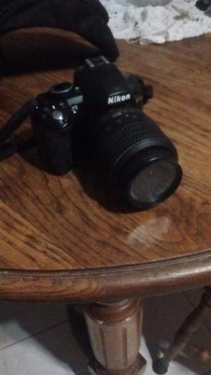 Camara profesional Nikon con trípode y bolso