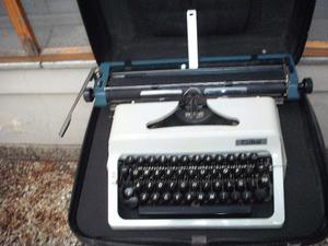 Máquina de escribir portátil marca ERIKA.
