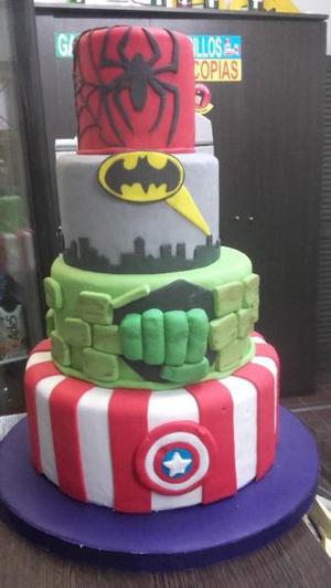 VENDO torta de super héroe decorativa.