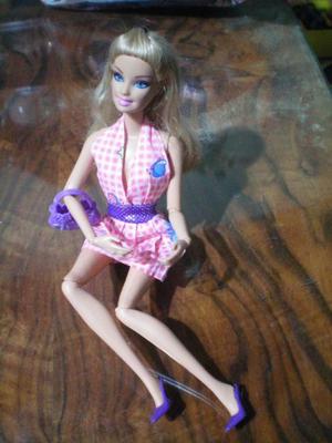 Barbie fashionista originasl, es super articulada,esta