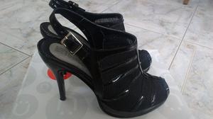 SANDALIA NEGRA, RED Y CHAROL, TALLE 36,