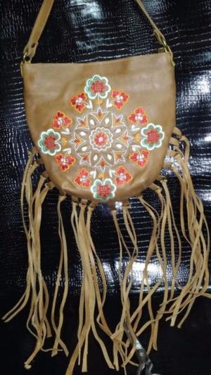 CARTERA TIPO MORRAL EN CUERO VACUNO CON UN MANDALA EN LA