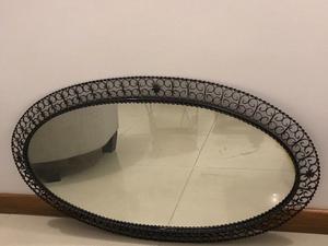 Espejo ovalado con marco de hierro