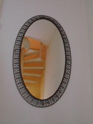 Espejo ovalado con marco metalico, vintage, retro.