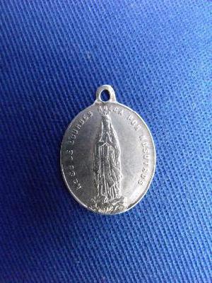 pequeña medalla nuestra señora de lourdes