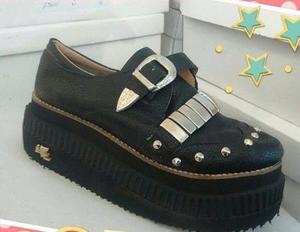 zapatos negros con tachas