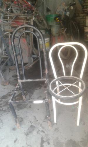 2 Bases de sillas metálicas.