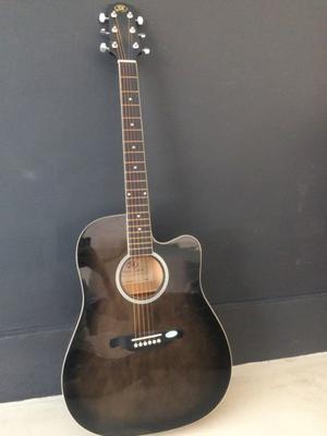Guitarra acústica, color negra, con funda