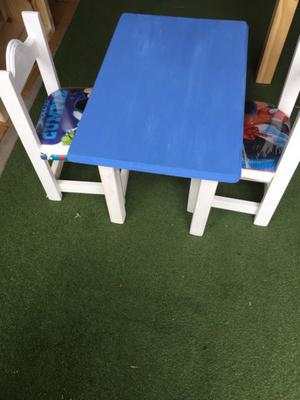 Mesa infantil con 2 sillitas