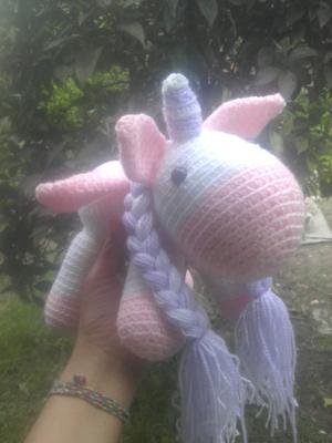 Muñeco unicornio tejido