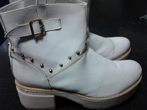 VENDO BOTAS CORTAS DE CUERO BLANCO, CON PLATAFORMA Y TACO