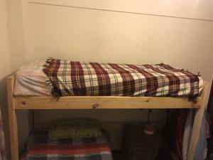 Vendo cama alta ideal para poner una abajo estilo L