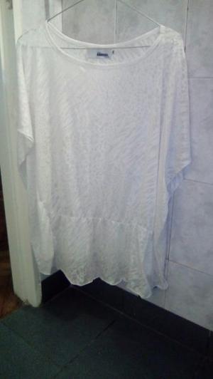 blusa blanca.