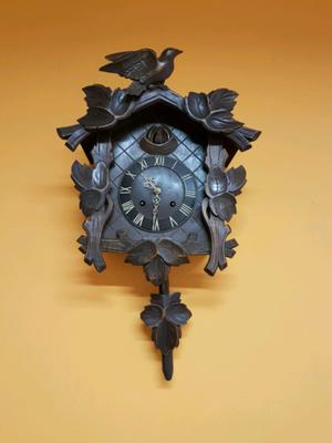 Antiguo reloj cucú suizo