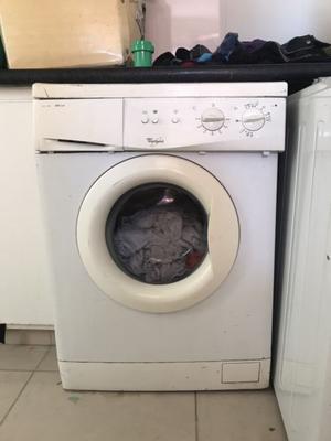 Lava ropa automático whirpool funcionando