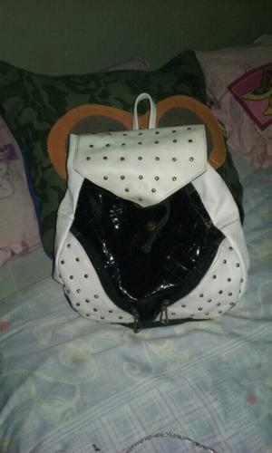 Mochila blanca y negra