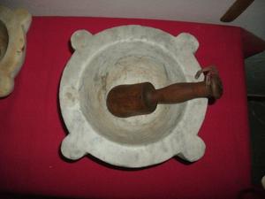 Antiguo mortero de mármol con pisón de madera.
