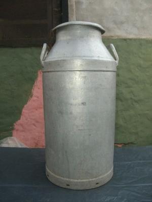 Antiguo tarro lechero de aluminio de 50lts La Serenisima